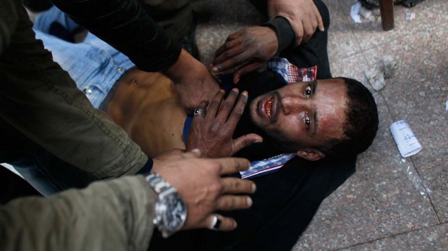 Manifestante ferido durante protestos no centro do Cairo, Egito