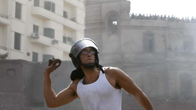 Manifestante durante protestos no centro do Cairo, Egito