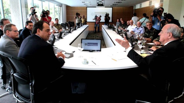 Ministro da Defesa, Nelson Jobim com o governador do Rio de Janeiro, Sérgio Cabral, em reunião com membros das Forças Armadas sobre a violência