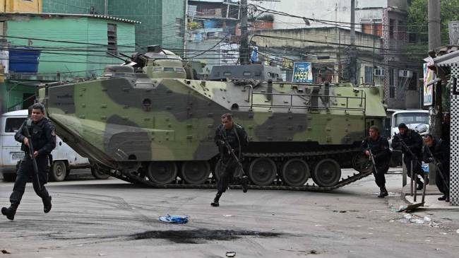 PMs desembarcam de veículo blindado na favela Vila Cruzeiro, Rio de Janeiro