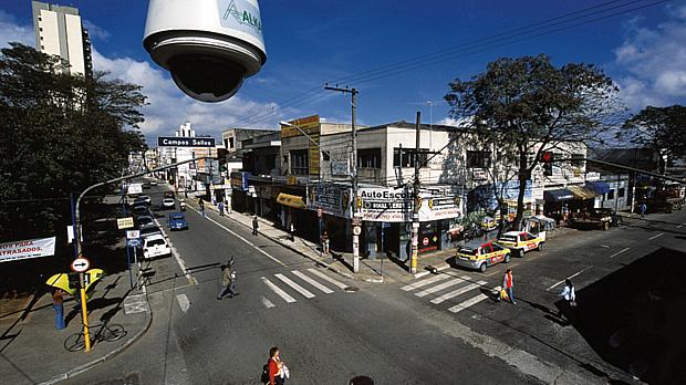 Câmera de vigilância instalada em cruzamento no município de Suzano, interior de São Paulo
