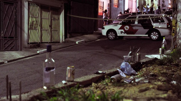 Imagem do local onde cinco homens foram baleados na Rua Bernardo de Lima, na Vila Formosa, durante esta madrugada em São Paulo