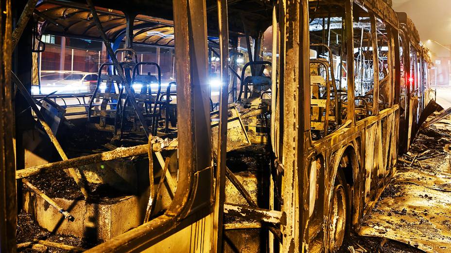 Ônibus é incendiado e cobrador fica ferido na zona sul de SP, em 09/11/2012