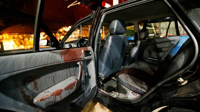 Carro da Guarda Municipal de Santana do Parnaíba (Grande SP) fica sujo de sangue após socorrer PM baleado na região, em 14/11/2012