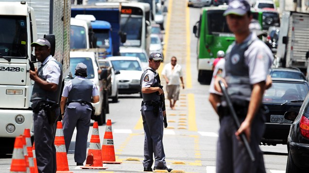 Policiais militares realizam um bloqueio na Rua Elísio Teixeira Leite, ao expandirem Operação Saturação à Parada de Taipas, na zona norte da capital paulista, nesta quarta- feira (07)