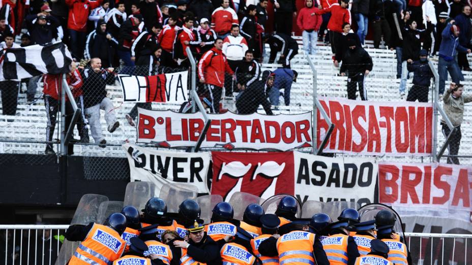 Torcedores do River Plate são observados por policiais