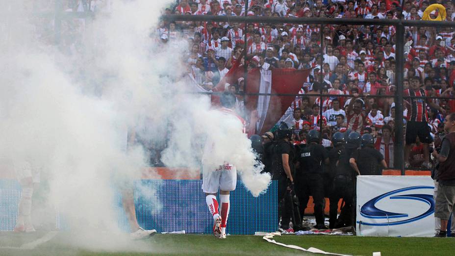 Jogadores deixam o campo após briga entre torcedores de Unión de Santa Fé e Colón, na Argentina