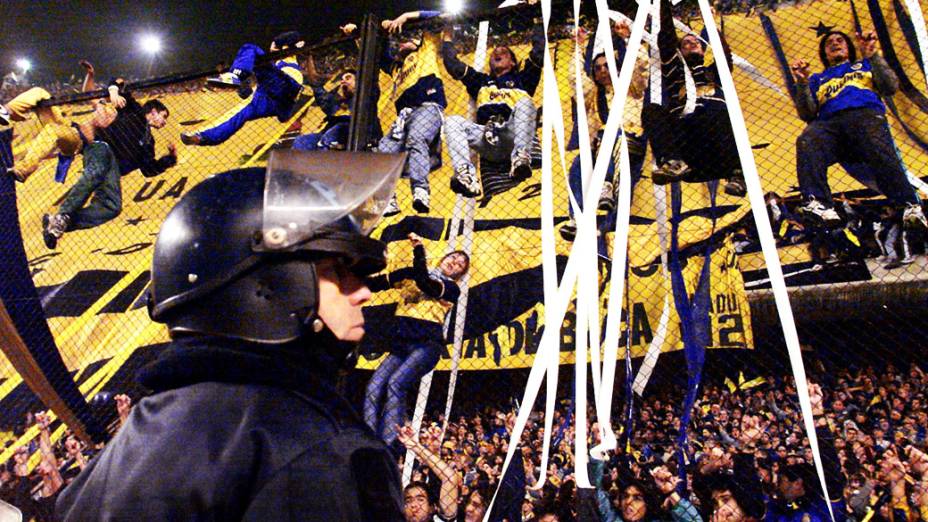 Torcedores do Boca Juniors sob os olhares da polícia