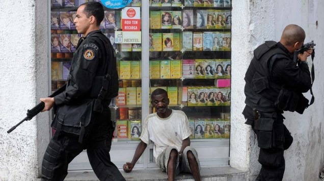 Policiais do BOPE na favela da Vila Cruzeiro, Rio de Janeiro, nesta sexta-feira – 26/11/2010