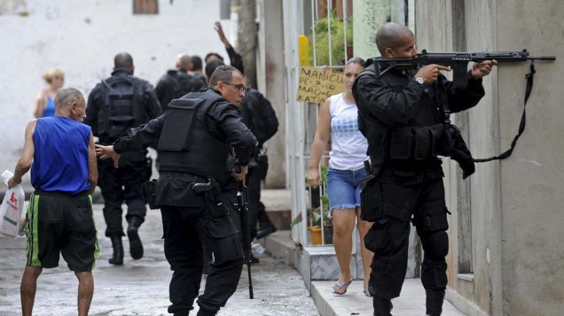 Policiais do BOPE na favela da Vila Cruzeiro, Rio de Janeiro, nesta sexta-feira – 26/11/2010