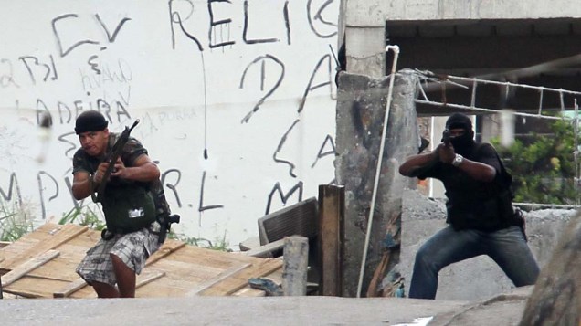 Suspeitos de serem traficantes são fotografados na favela da Grota, Rio de Janeiro, nesta sexta-feira – 26/11/2010