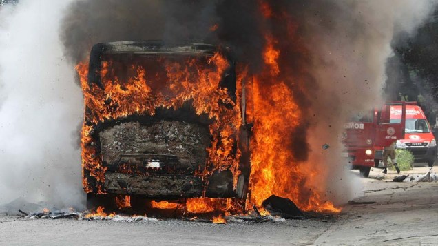 Ônibus queimado por traficantes na bairo de Maria da Graça, Rio de Janeiro – 26/11/2010