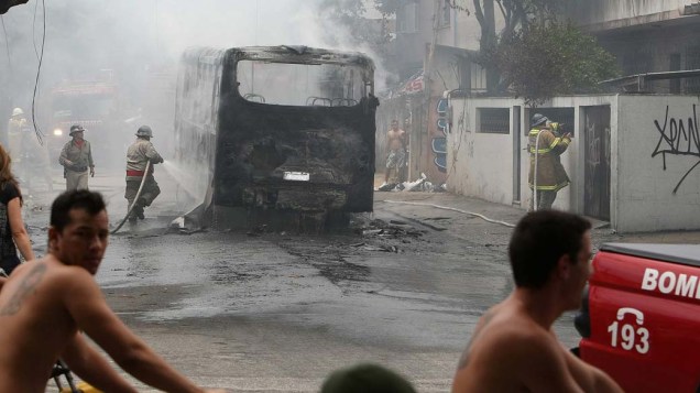 Ônibus queimado por traficantes na bairo de Maria da Graça, Rio de Janeiro – 26/11/2010