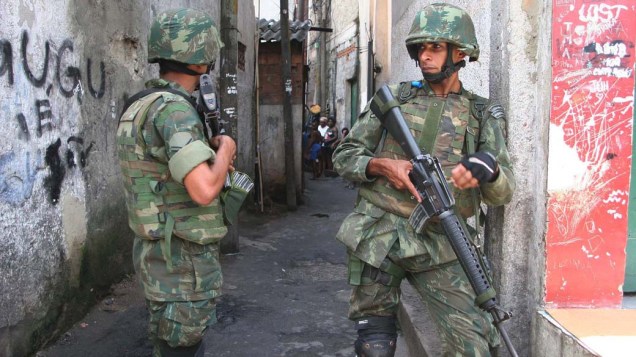 Forças Armadas patrulham ruas no Complexo do Alemão, conjunto de favelas vizinha à Vila Cruzeiro, no bairro da Penha, Rio de Janeiro - 26/11/2010
