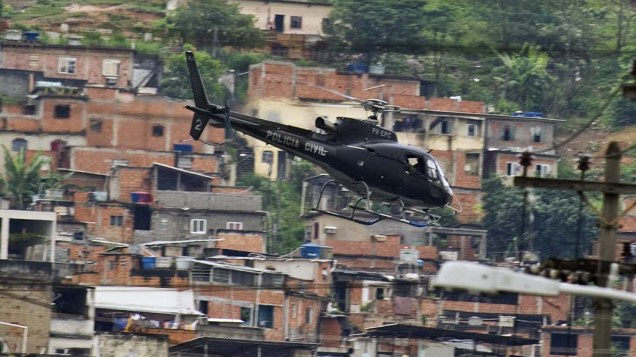 Helicóptero da PM patrulha a Vila Cruzeiro, Rio de Janeiro - 26/11/2010
