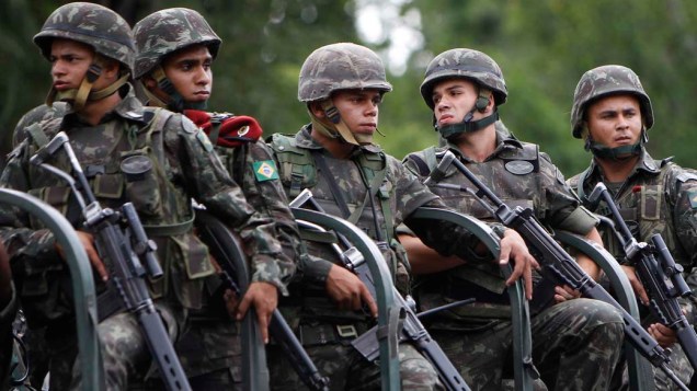 Soldados do Exército na operação na Vila Cruzeiro, Rio de Janeiro - 26/11/2010