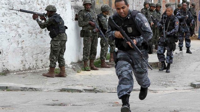 PM e Exército na favela Nova Brasília, Rio de Janeiro - 26/11/2010