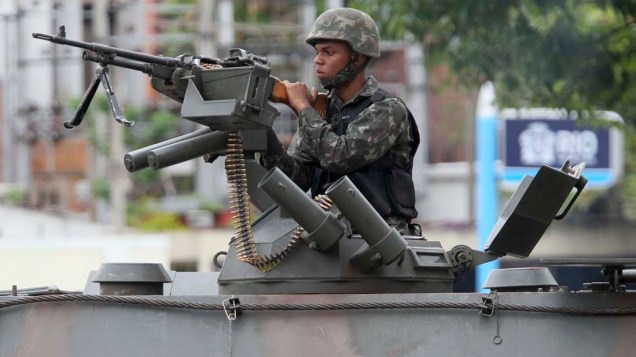 Soldado do Exército na favela Nova Brasília, Rio de Janeiro - 26/11/2010