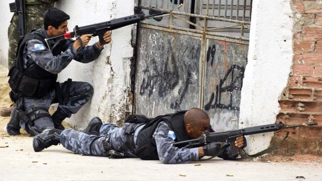 PM troca tiros com traficantes na entrada do Complexo do Alemão, Rio de Janeiro - 26/11/2010