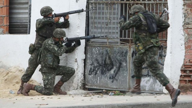 Soldados na favela Nova, Rio de Janeiro - 26/11/2010