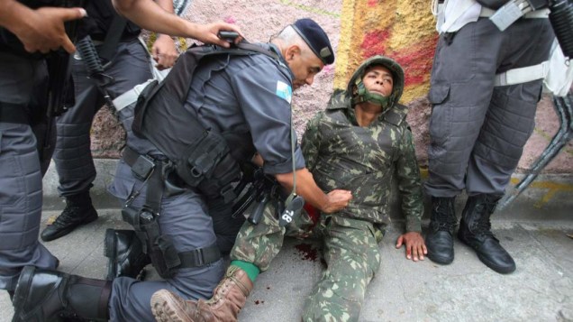 Soldado do Exército baleado, durante o operação conjunta com a Polícia Militar de combate ao tráfico de drogas, no Complexo do Alemão, Rio de Janeiro - 26/11/2010