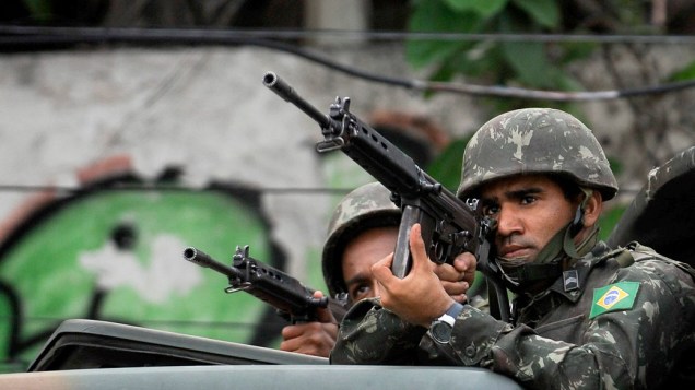 Soldados na favela Nova, Rio de Janeiro - 27/11/2010