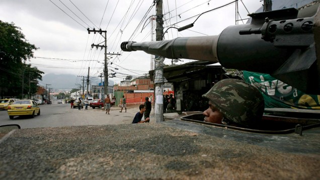 Blindado do exército patrulha o Complexo do Alemão, Rio de Janeiro - 27/11/2010