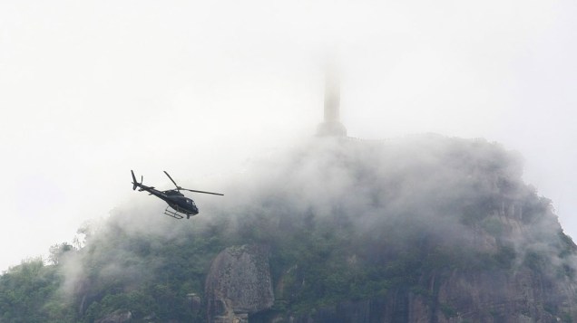 Helicóptero da Polícia Civil sobrevoa a Lagoa Rodrigo de Freitas, no Rio de Janeiro. 27/11/2010