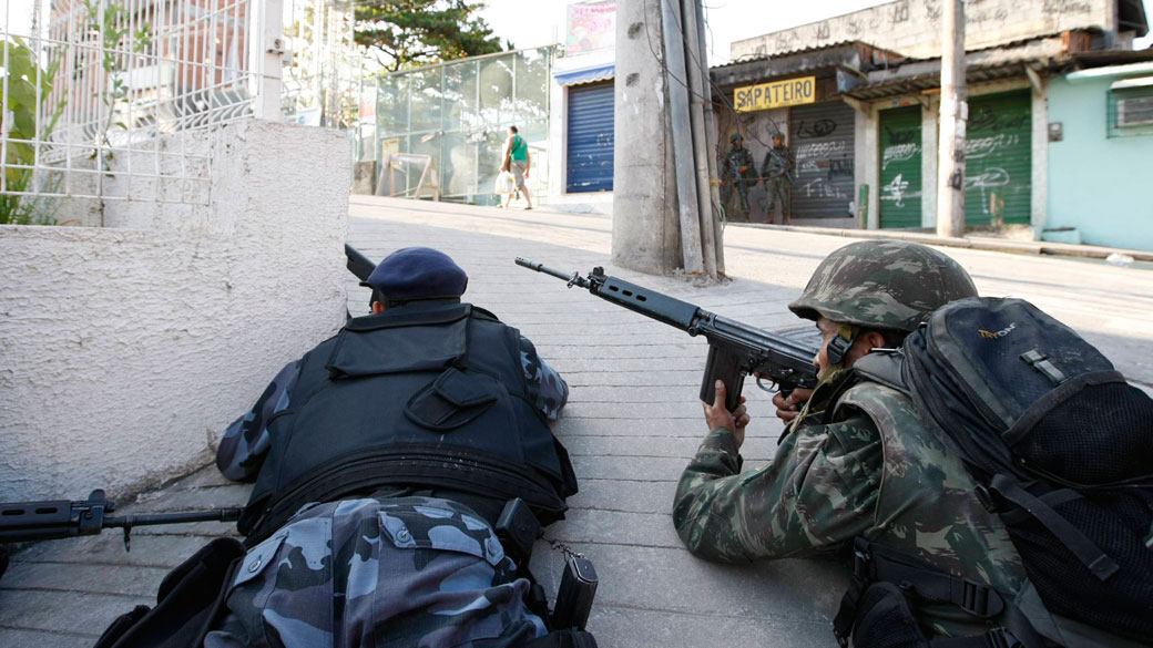 Cerco militar no Complexo do Alemão, Rio de Janeiro - 27/11/2010