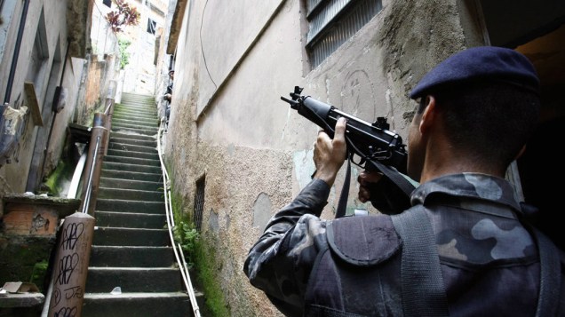 Policiais militares fazem incursões na Vila Cruzeiro, no Rio de Janeiro - 27/11/2010