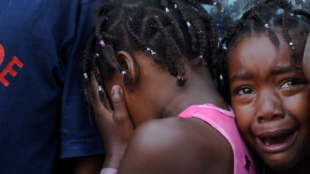 Crianças choram durante tiroteio no Complexo do Alemão, no Rio de Janeiro - 27/11/2010