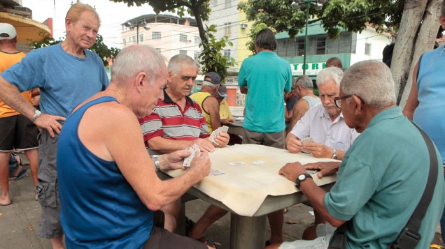 Após a invasão na Vila Cruzeiro, aposentados jogam baralho próximo a área do conflito - 27/11/2010