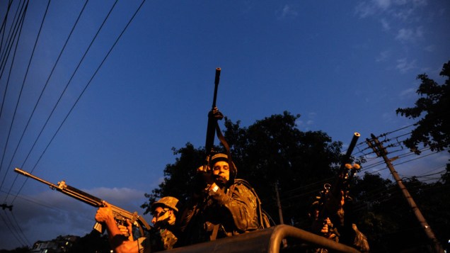 Soldados do Exército patrulham as entradas do Complexo do Alemão, no Rio de Janeiro - 27/11/2010