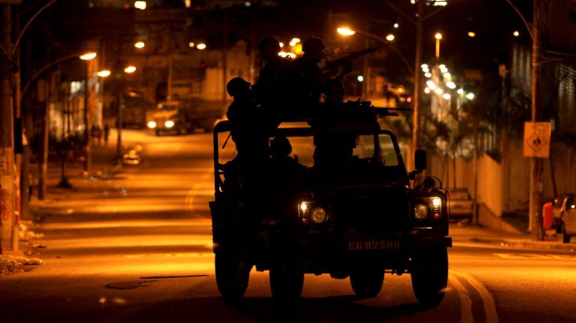 Soldados do Exército montam patrulhas noturnas nas entradas do Complexo do Alemão, no Rio de Janeiro - 27/11/2010