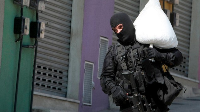 Policial apreende carga de cocaína durante a invasão ao Complexo do Alemão  - 28/11/2010