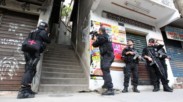 Policiais durante a invasão da favela da Grota no Complexo do Alemão, no Rio de Janeiro - 28/11/2010