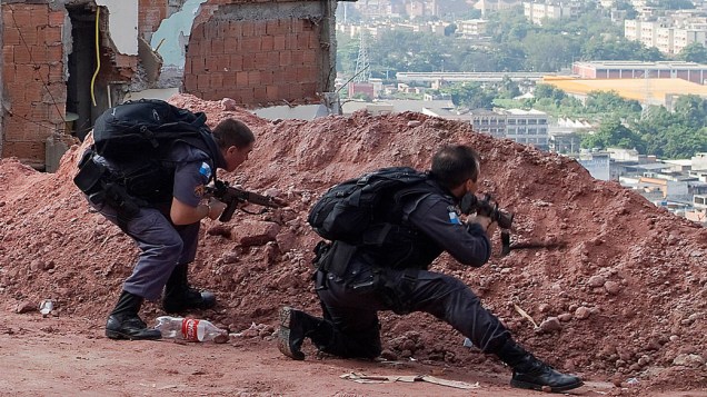 Policiais durante tiroteiro com traficantes no Complexo do Alemão, no Rio de Janeiro - 28/11/2010