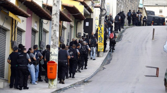 Fila de policiais durante a invasão no Complexo do Alemão, no Rio de Janeiro - 28/11/2010