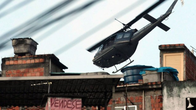 Helicóptero da Polícia Civil sobrevoa o Complexo do Alemão, no Rio de Janeiro - 28/11/2010