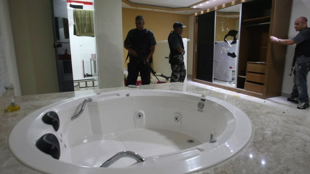 Polícia encontra casa triplex que seria do traficante Pezão, no Rio de Janeiro - 28/11/2010