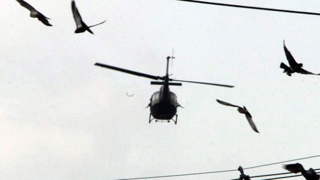 Helicóptero das Forças Armadas sobrevoa o Complexo do Alemão, no Rio de Janeiro - 28/11/2010