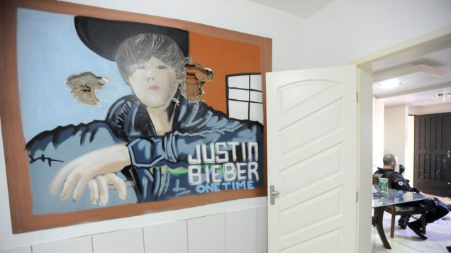 Quadro do cantor Justin Bieber na casa que seria do traficante Pezão no Complexo do Alemão, Rio de Janeiro - 28/11/2010