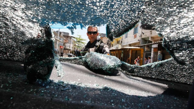 Buraco de bala em carro no Complexo do Alemão, no Rio de Janeiro - 28/11/2010