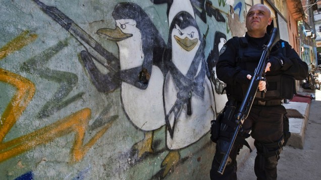 Policial monta guarda no Complexo do Alemão, no Rio de Janeiro - 28/11/2010