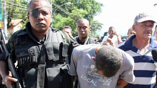 Pai negocia e entrega o filho, que era traficante, para a polícia no Rio de Janeiro - 28/11/2010