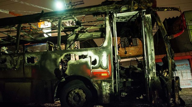 Ônibus queimado durante a madrugada, na Zona Leste de São Paulo