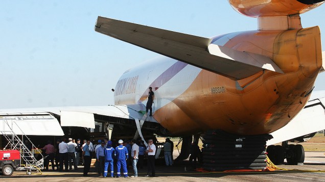 Equipes trabalham em cargueiro que ficou parado na pista de Viracopos; aeronave foi removida, mas voos continuam suspensos