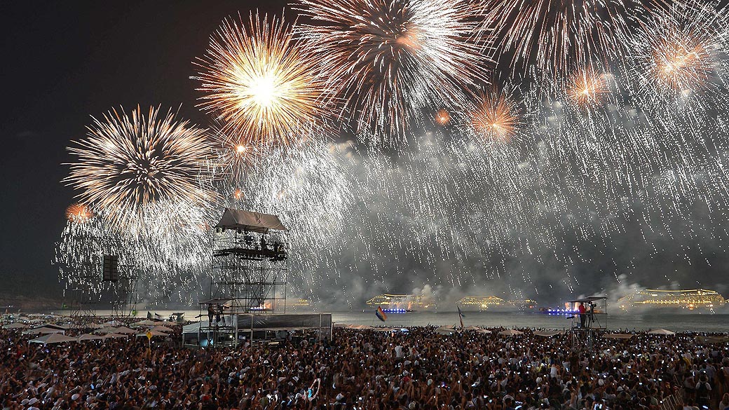 Queima de fogos e shows levam 2,3 milhões ao réveillon de Copacabana, no Rio de Janeiro