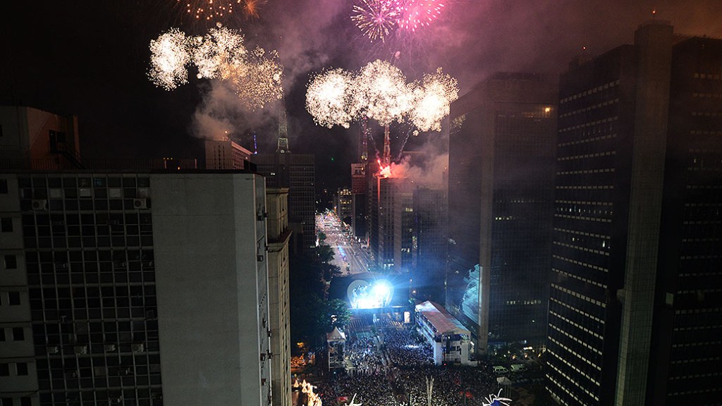 Fogos de artifício iluminam céu durante festa de réveillon na avenida Paulista, em São Paulo
