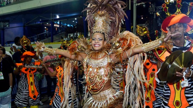 Dandara Oliveira, rainha da escola Unidos do Viradouro, durante o desfile na Marquês de Sapucaí